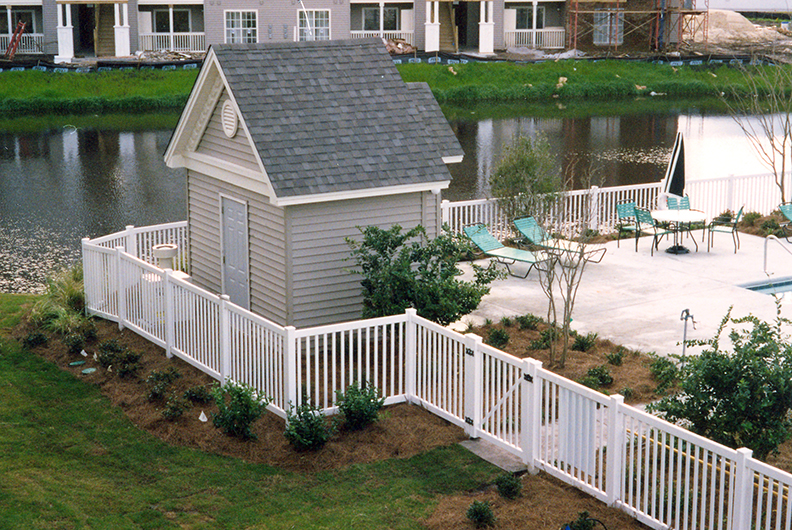You are currently viewing Vinyl vs. Aluminum Fencing and Railing: Which Is Right for You?