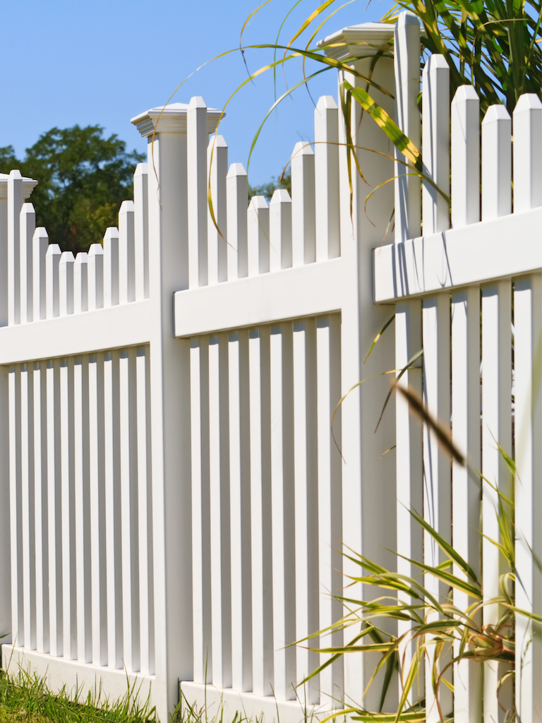 Home white vinyl fence
